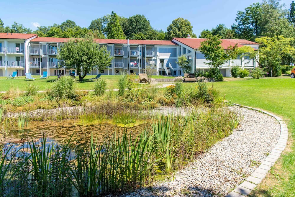 Gebäude mit Blick über den Garten und natürlichen Teich